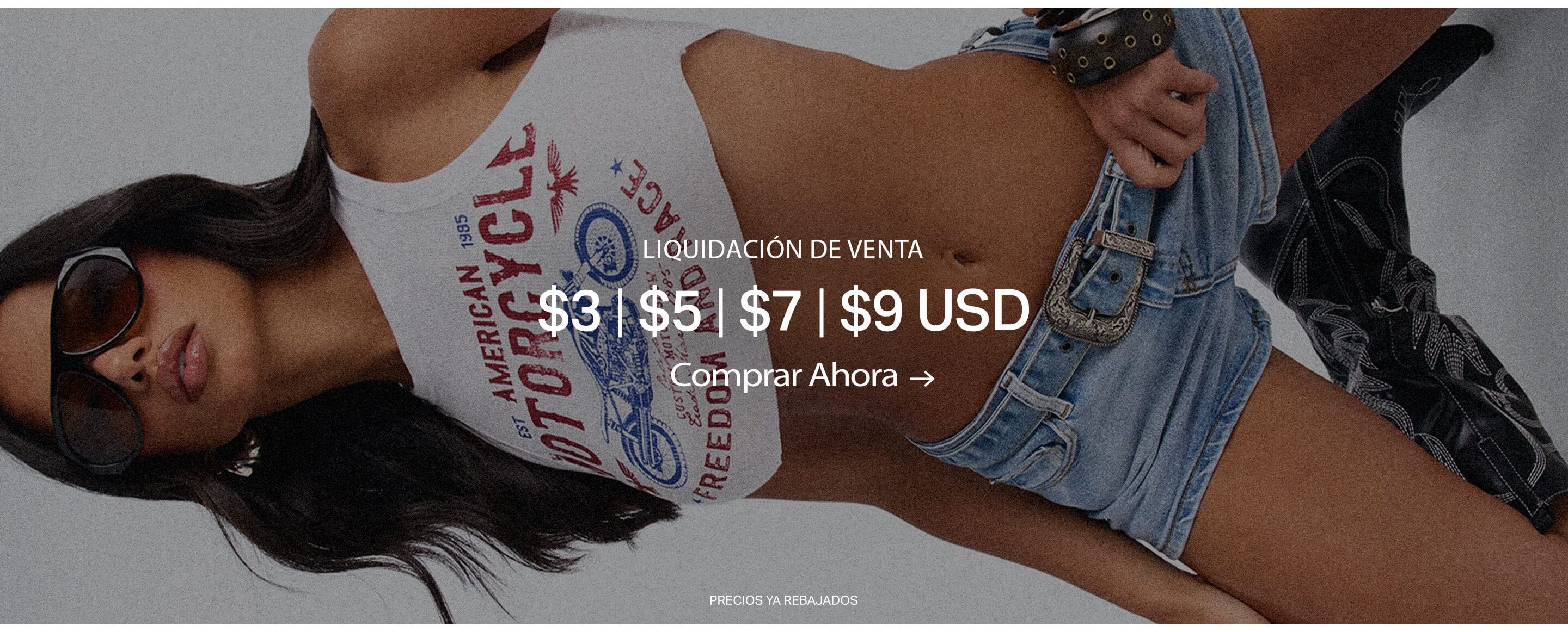 Mujer con gafas de sol negras y crop top gráfico blanco con diseño de moto, promocionando venta flash de moda de $3 a $9. ¡Compra ahora!