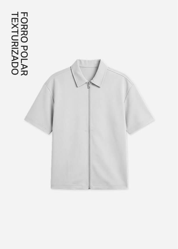 Camisa gris claro de manga corta con cremallera en felpa estructurada, promocionando la nueva colección minimalista de moda urbana masculina.
