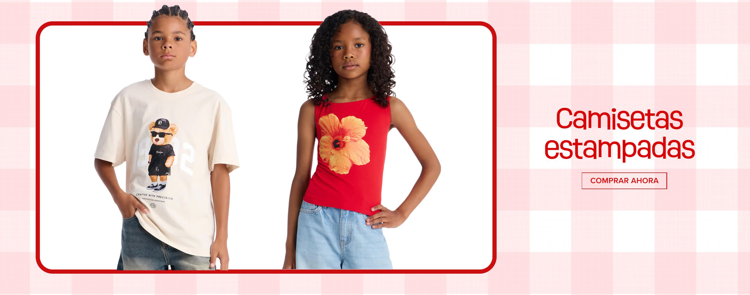Dos niños modelan camisetas gráficas: niño con camiseta beige de oso, niña con top rojo de hibisco. ¡Compra nuestra nueva moda infantil!