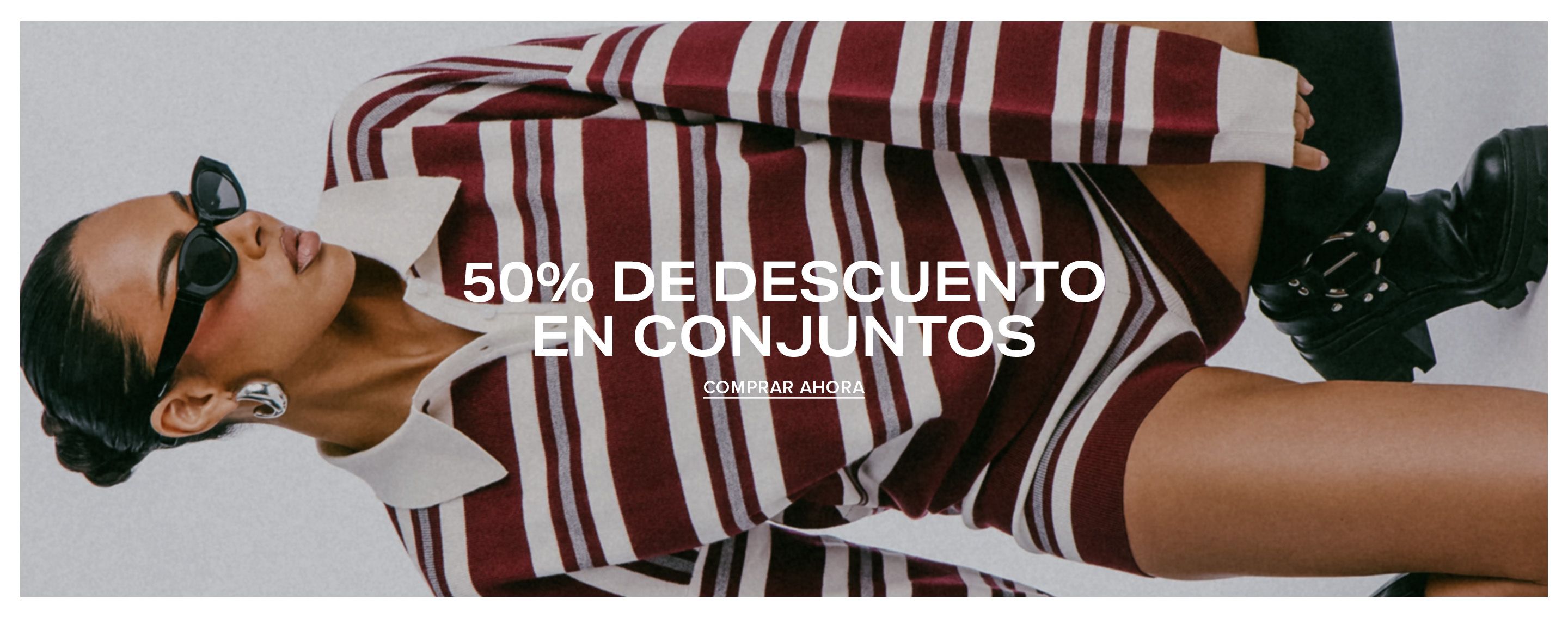 Mujer con un conjunto de punto a rayas burdeos y crema, que promociona 50% de descuento en conjuntos combinados con un botón de compra.