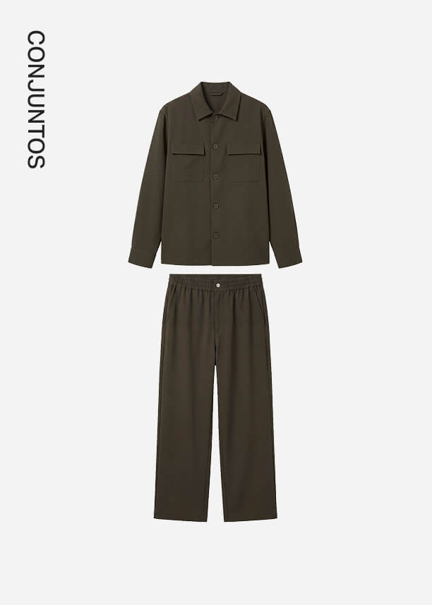 Conjunto combinado de hombre en verde oliva con sobrecamisa y pantalón en fondo claro, promoviendo la colección de ropa coordinada masculina.