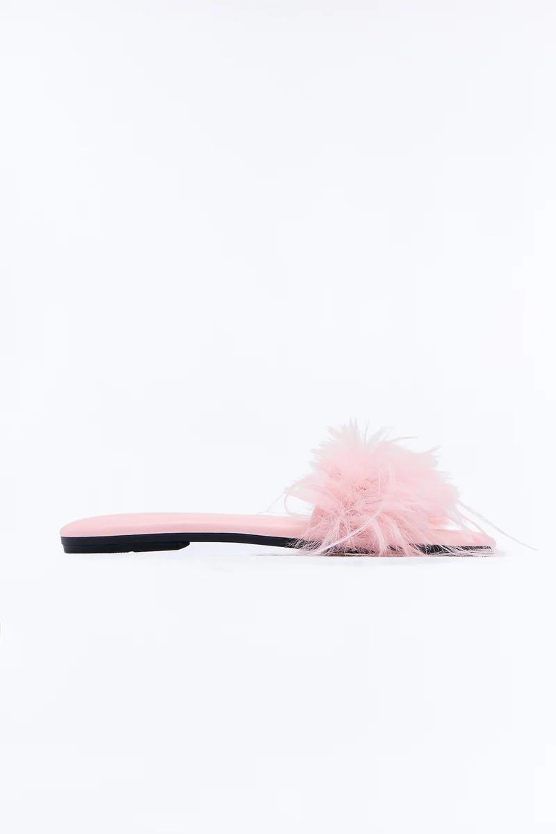 Sandalia plana rosa pastel para mujer con plumas esponjosas.