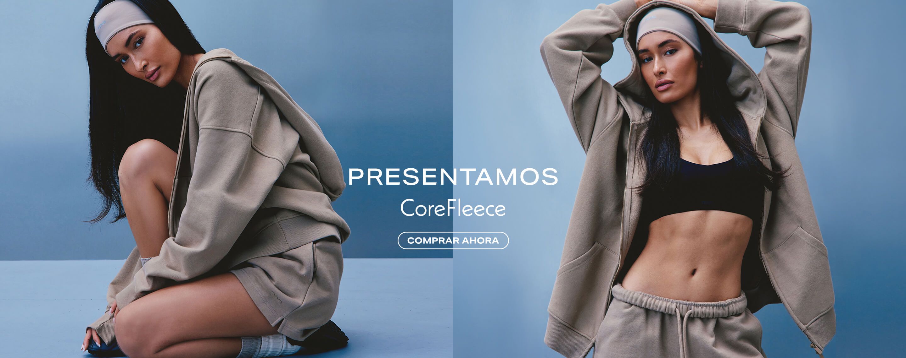 Mujer vistiendo sudadera CoreFleece beige y joggers a juego, promocionando la nueva colección de ropa deportiva sobre un fondo azul.