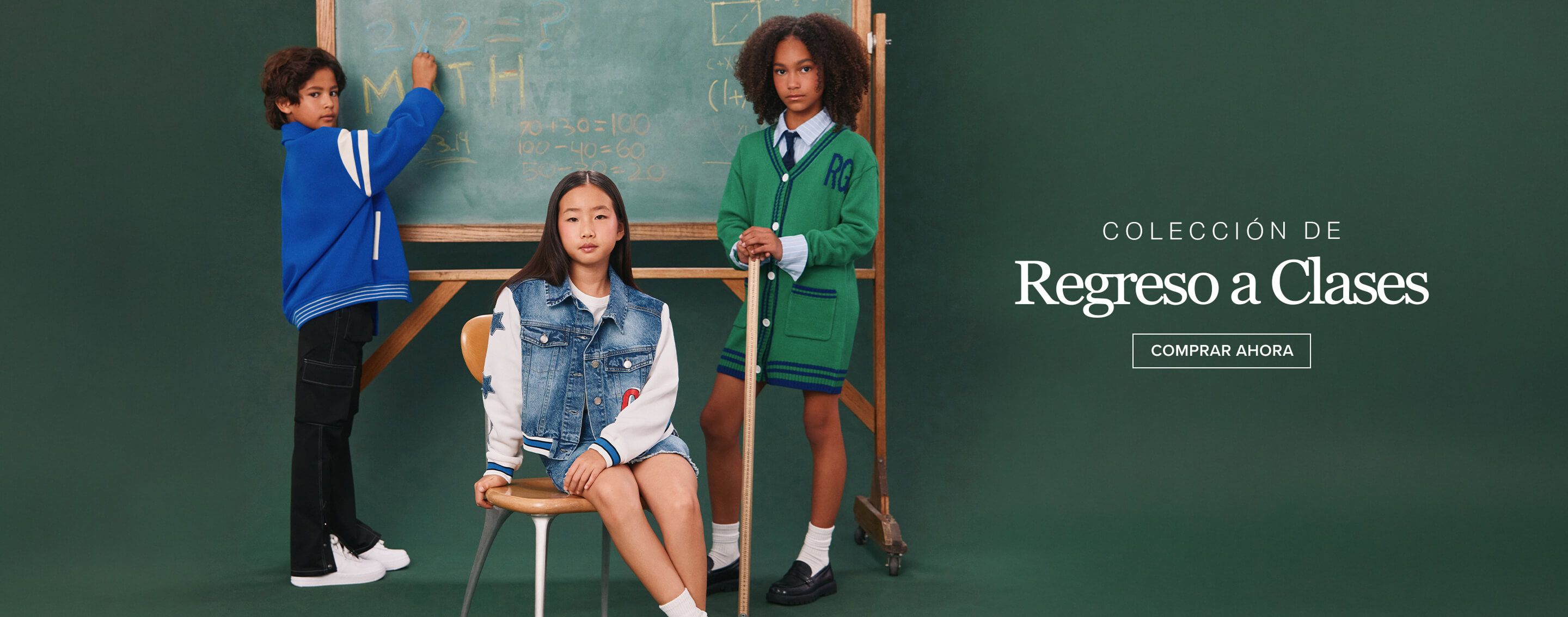 Tres niños exhiben Campus Edit Collection. Niño azul escribe; niña vaquera sentada; niño cárdigan verde de pie. ¡Compra ya!
