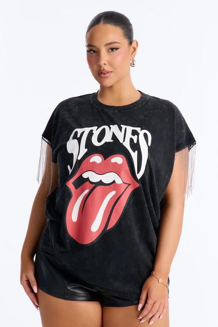 Mujer modela camiseta gráfica extragrande negra de Rolling Stones con flecos en mangas y shorts de cuero para ropa casual con estilo.