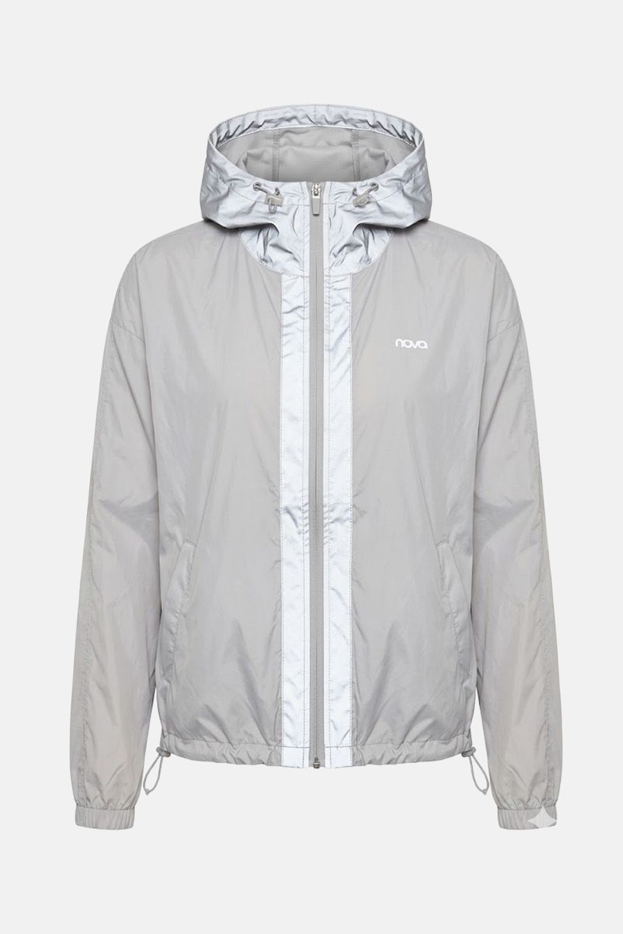 Chaqueta cortavientos con capucha gris claro, detalles reflectantes plateados, cremallera, logo Nova. Dobladillo ajustable para uso activo.