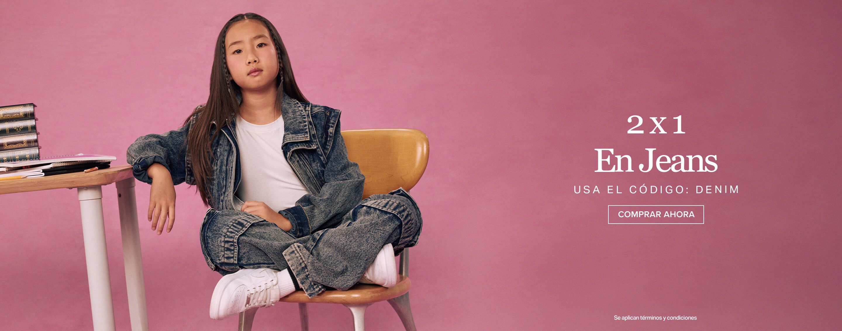 Niña con chaqueta de mezclilla y jeans sobre fondo rosa, promocionando una oferta de 2x1 en denim con el código de descuento DENIM.