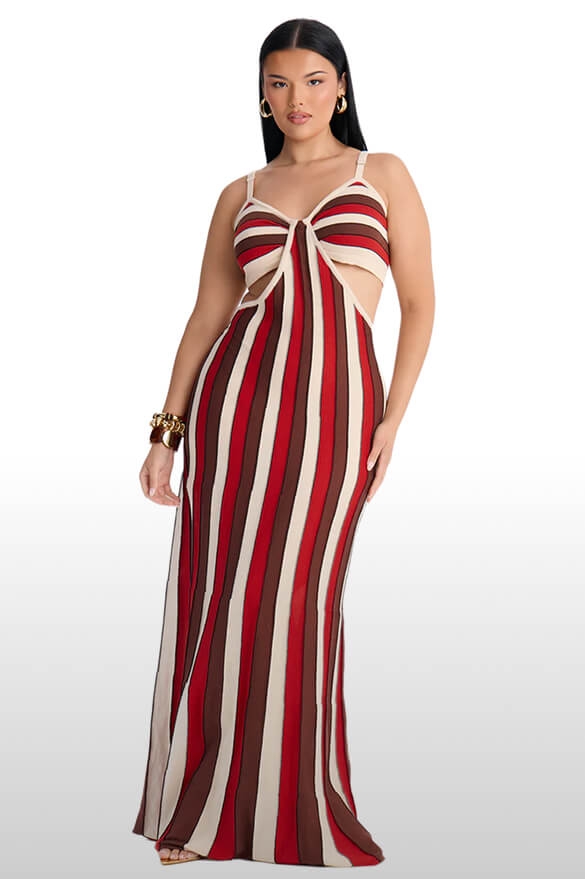 Mujer con vestido maxi a rayas rojas, marrones y crema con recortes, mostrando moda de verano elegante. Ideal para resort o eventos.