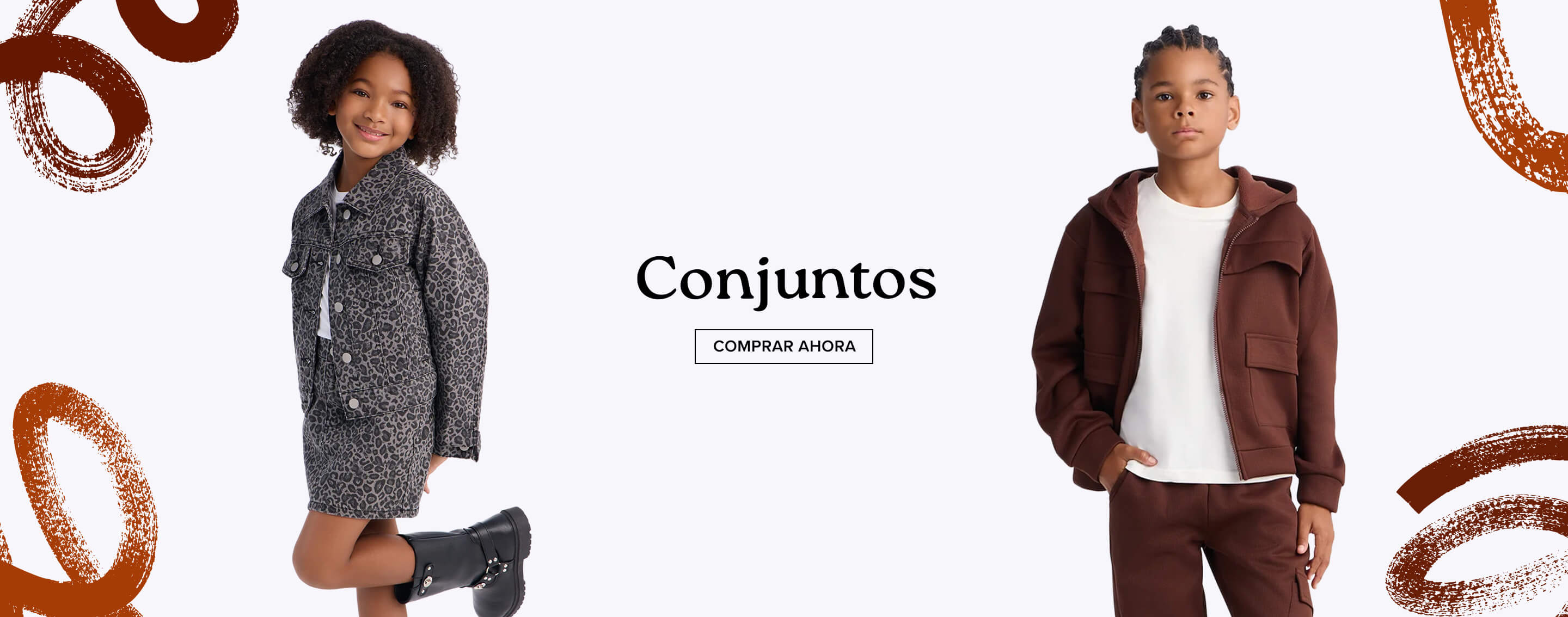 Niña sonriente viste un conjunto combinado de chaqueta y falda con estampado de leopardo gris. Compra ahora moda infantil con estilo.