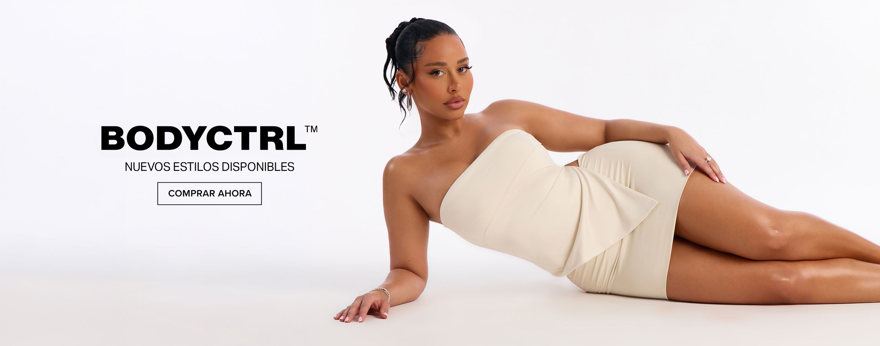 Mujer modelando un vestido strapless ceñido color crema, promocionando los nuevos estilos de moda BODYCTRL. Compra ya.