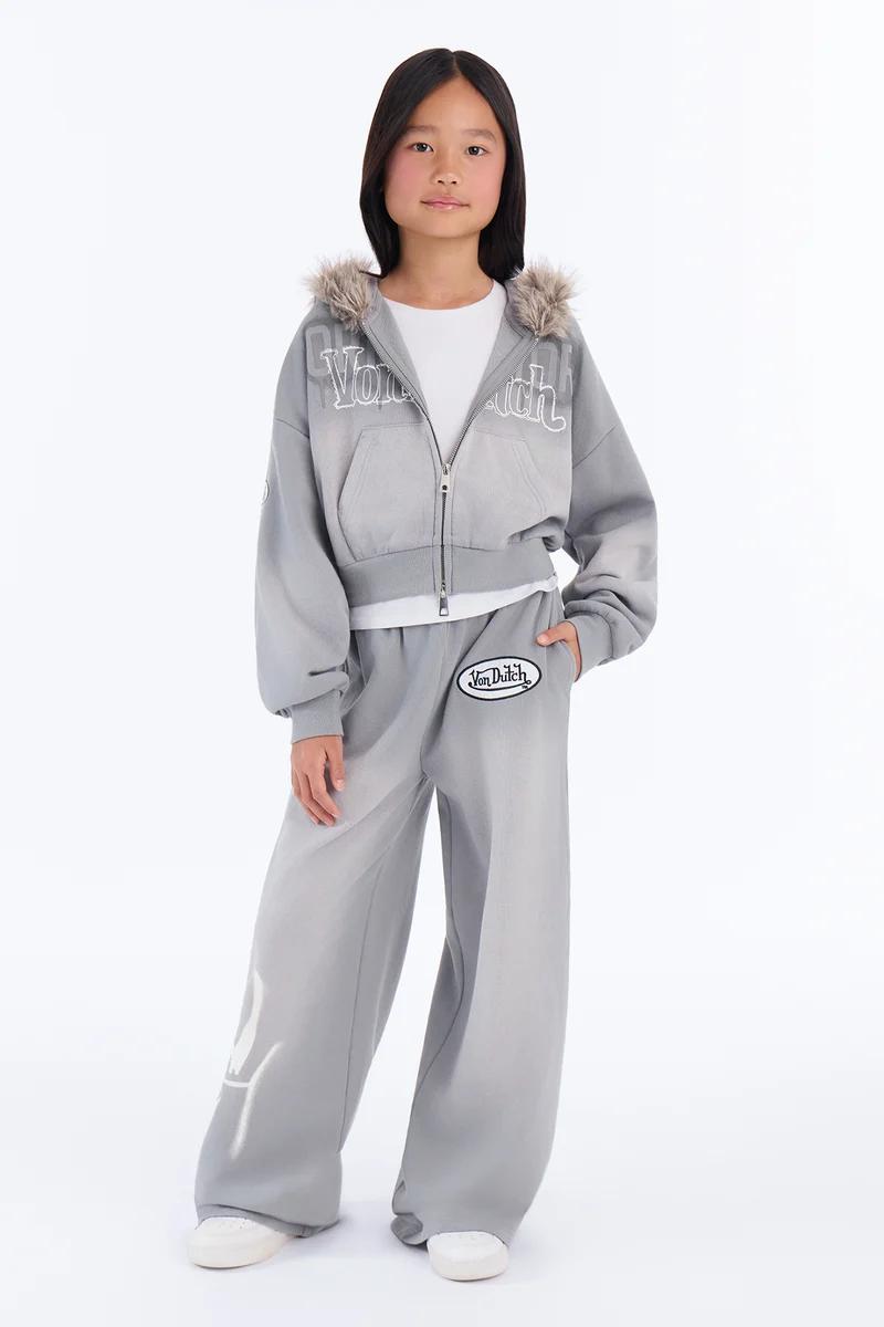 Conjunto deportivo gris Von Dutch para niña con sudadera corta con capucha de pelo y pantalón ancho.