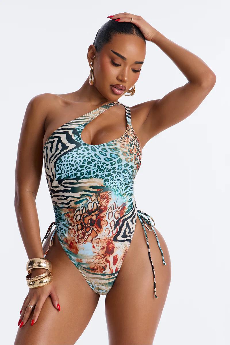 Traje de baño de una pieza asimétrico estampado animal (cebra, leopardo, serpiente) para mujer. Moda de baño vibrante.