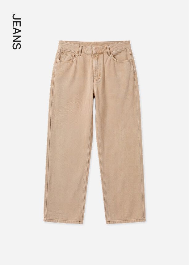 Jeans beige de pierna ancha, estilo cinco bolsillos, en fondo blanco. Explora nuestra nueva colección de mezclilla cómoda.