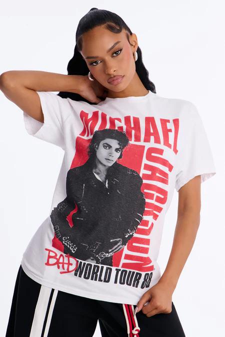 Mujer con camiseta blanca de Michael Jackson "Bad World Tour '88", posando con el brazo levantado. El gráfico muestra a MJ en chaqueta negra con texto rojo.
