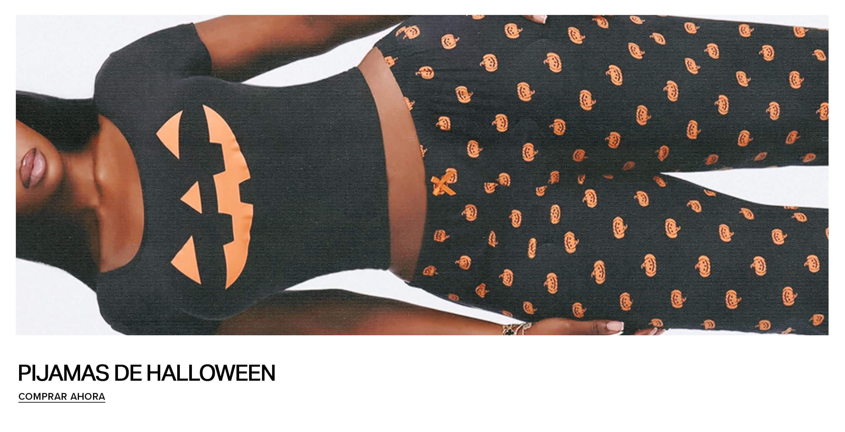 Mujer viste pijama negro de Halloween con estampado de calabaza, promocionando la nueva colección de ropa de descanso para la temporada.