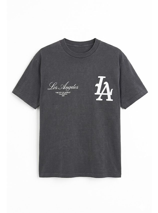 Camiseta gráfica gris carbón lavado con "Los Angeles" en cursiva y un audaz emblema "LA" blanco. Ideal para un look casual urbano.
