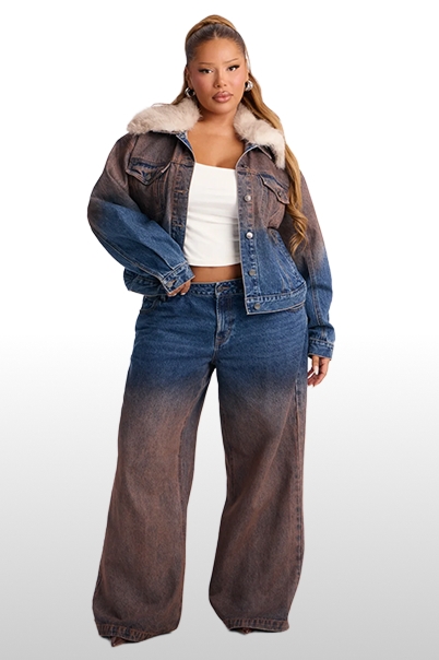 Modelo curvy luce chaqueta denim degradada azul y marrón con cuello de pelo y vaqueros anchos a juego para la nueva colección de invierno.