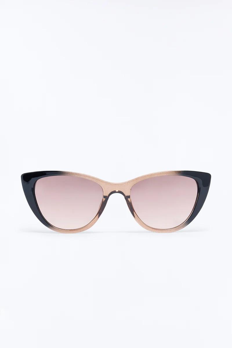 Gafas de sol cat-eye bicolores en negro y champán con lentes rosas.