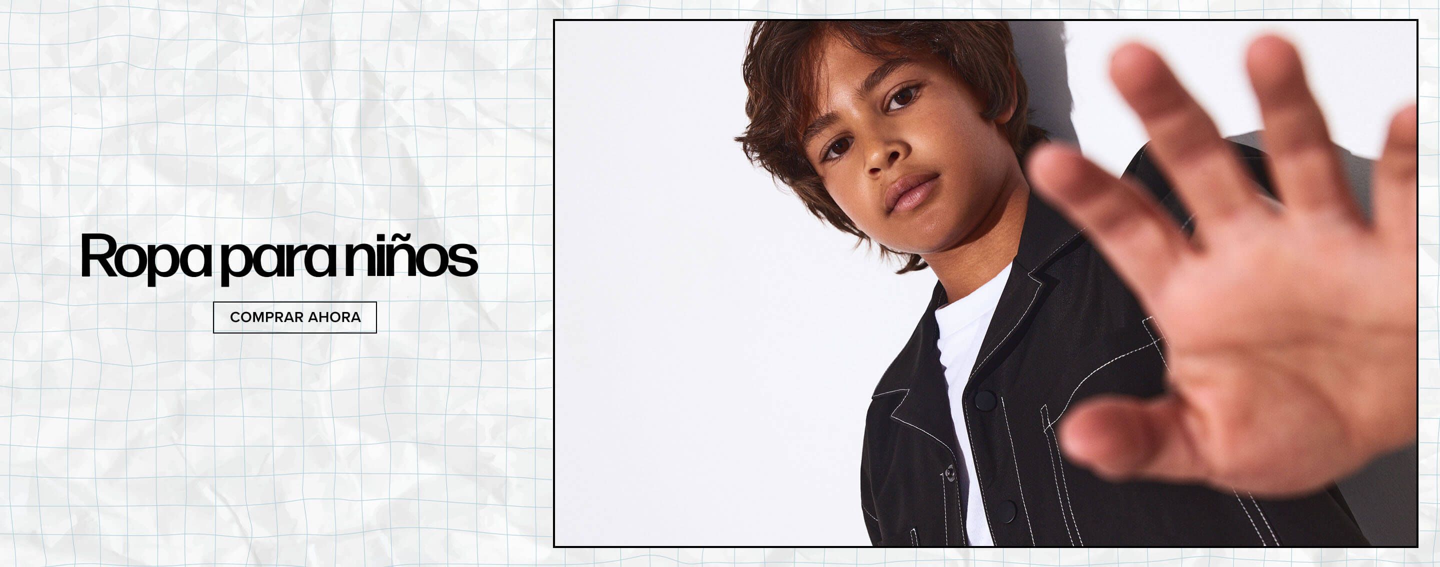 Niño con elegante chaqueta negra estira su mano. Banner promocional para la categoría de ropa de niños con el botón de comprar ahora.