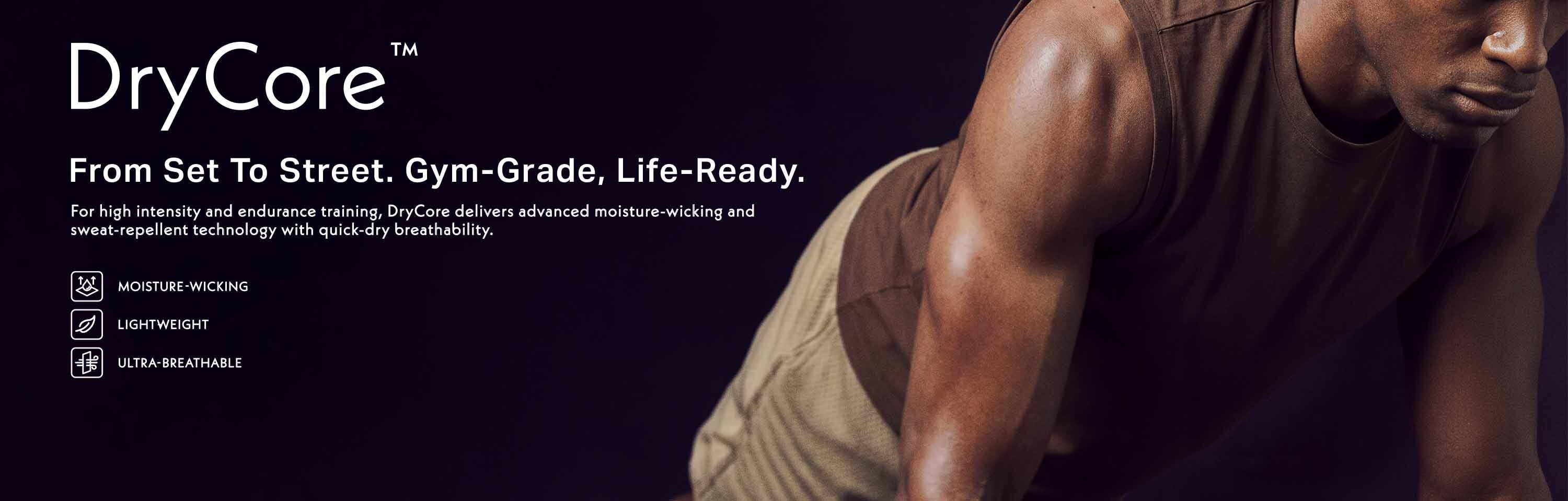 Hombre en plancha con ropa deportiva DryCore, promoviendo prendas transpirables y absorbentes de sudor para entrenar de forma cómoda.
