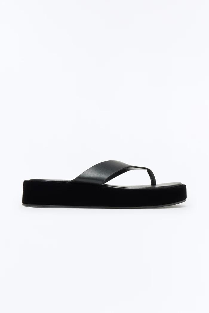 Sandalias de plataforma negras de cuero tipo chancla con suela de terciopelo.