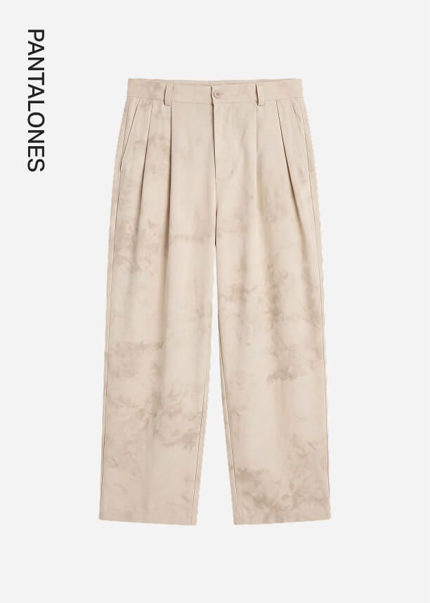 Pantalones plisados de pernera ancha en beige con un sutil estampado desteñido, perfectos para el catálogo de moda de temporada.