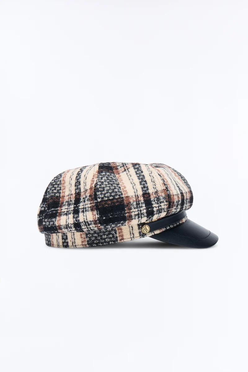 Gorra baker boy de tweed a cuadros con visera de cuero negro y pin dorado.