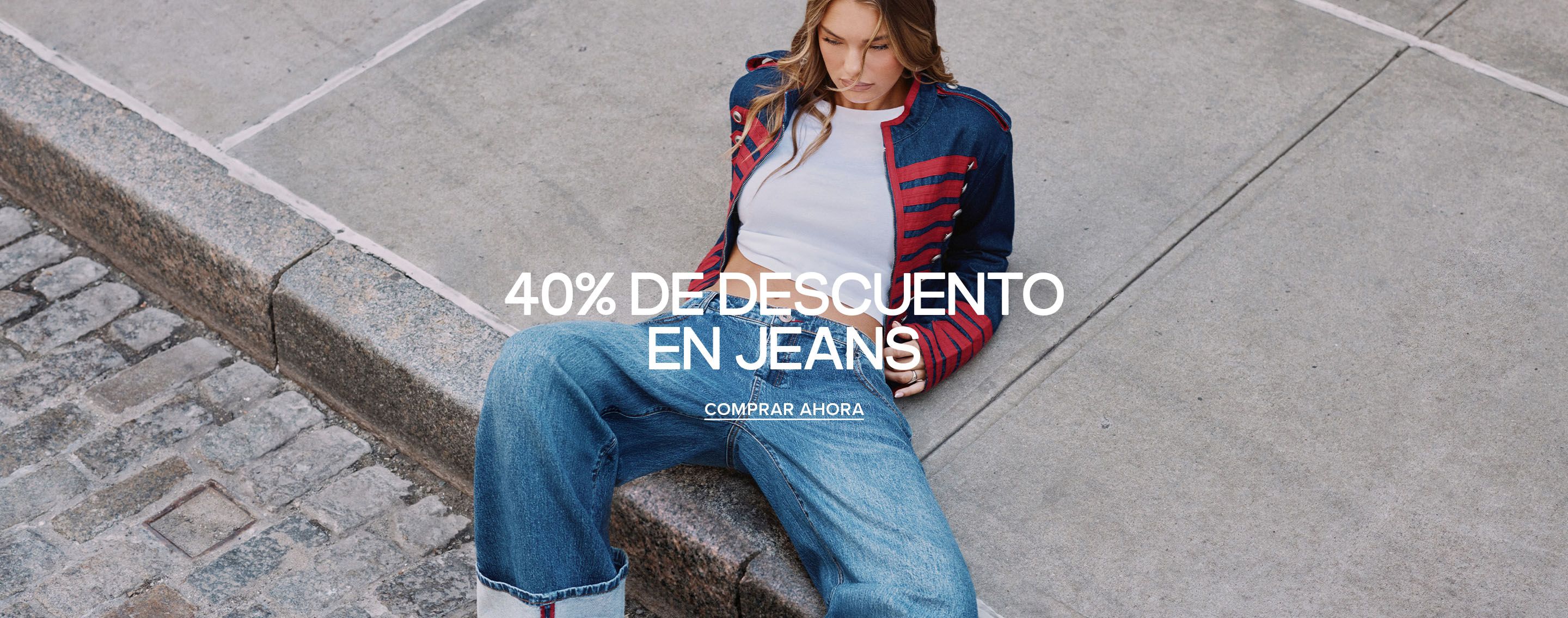 Mujer en escalones de concreto usando jeans anchos con dobladillo y chaqueta azul. Texto: 40% de descuento en jeans de mezclilla.