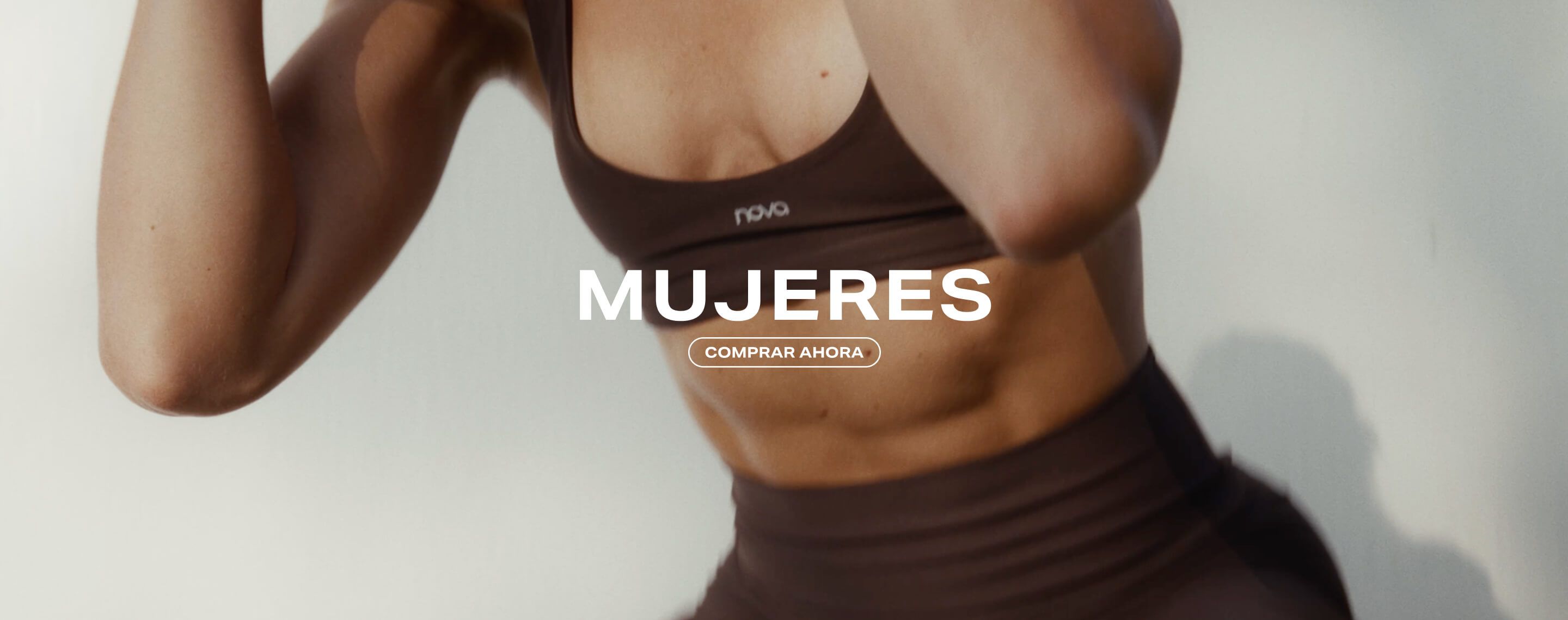 Ropa deportiva de mujer de Nova en marrón con texto 'WOMENS SHOP NOW' que invita a comprar la colección de ropa deportiva femenina.