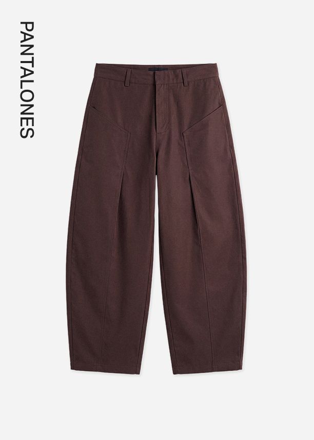Pantalones anchos plisados marrón oscuro con pliegues y bolsillos angulados. Pantalón moderno, cómodo, de nuestra nueva colección.