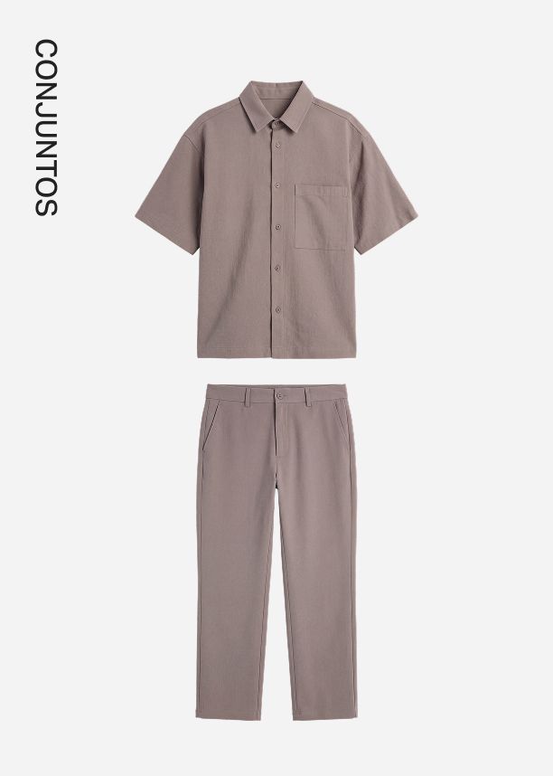 Conjunto coordinado de hombre en color topo con camisa de manga corta y pantalón, ideal para promocionar la categoría de ropa de verano.