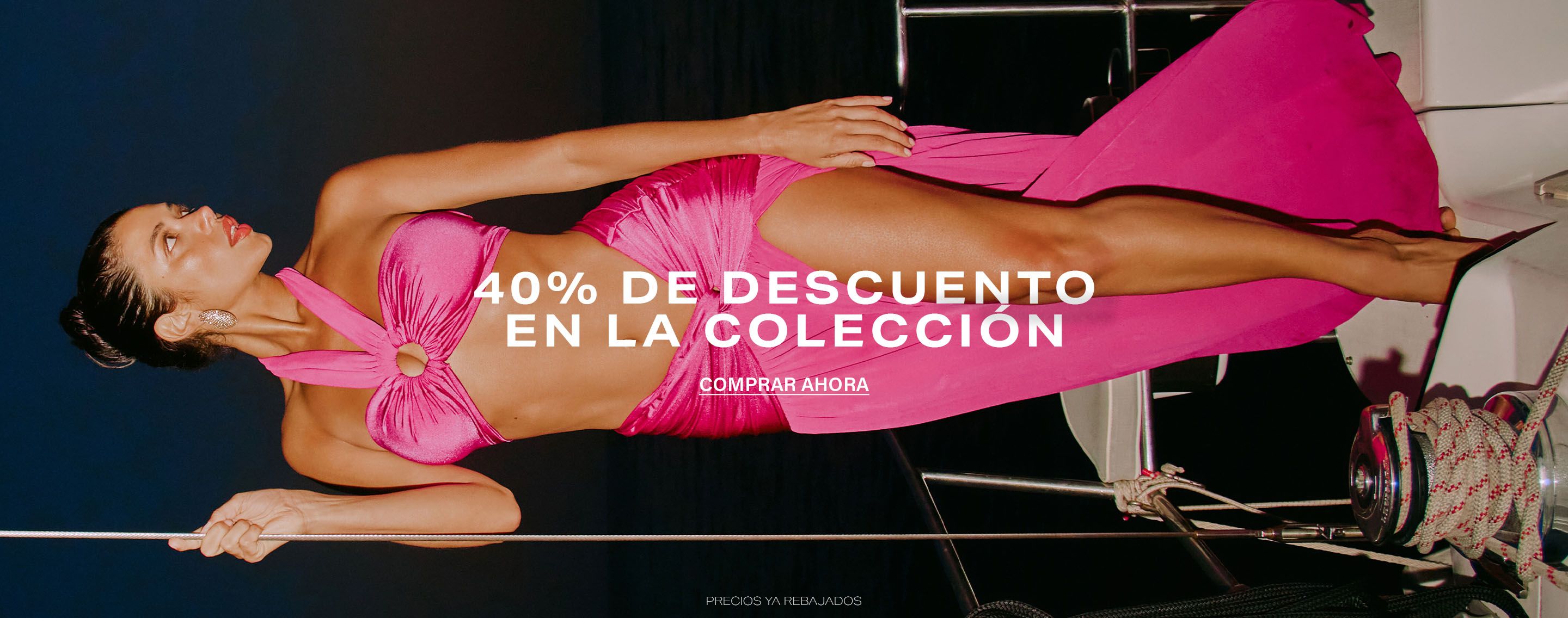 Mujer con top halter y prenda inferior rosa brillante, pendiente deslumbrante, promocionando colección de baño al 40% de descuento.