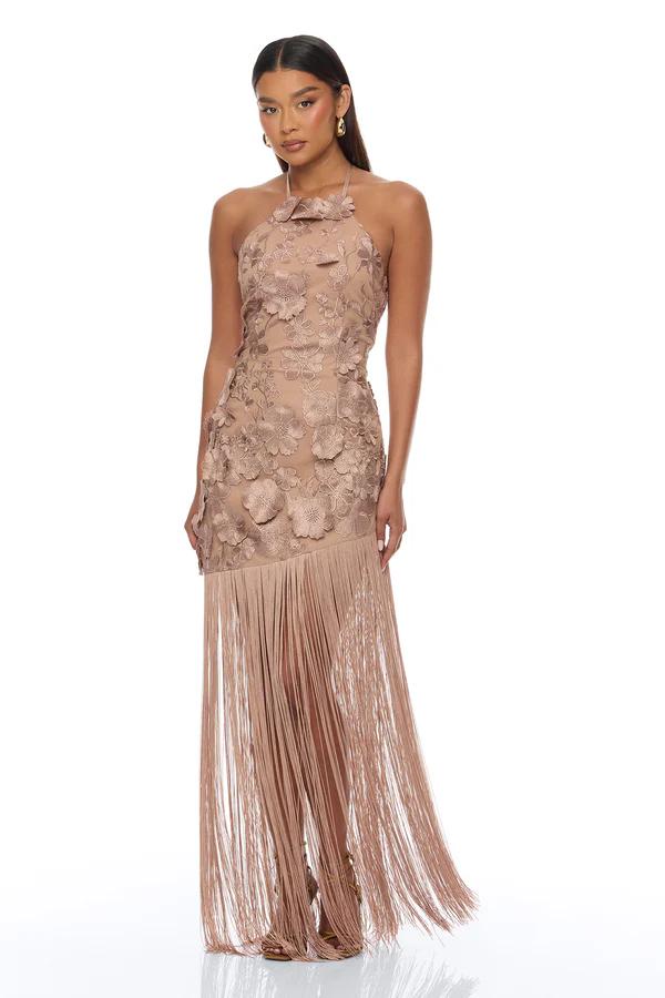 Mujer elegante con vestido de gala verde menta, corpiño bordado y tirantes finos, ideal para fiestas y ocasiones especiales.