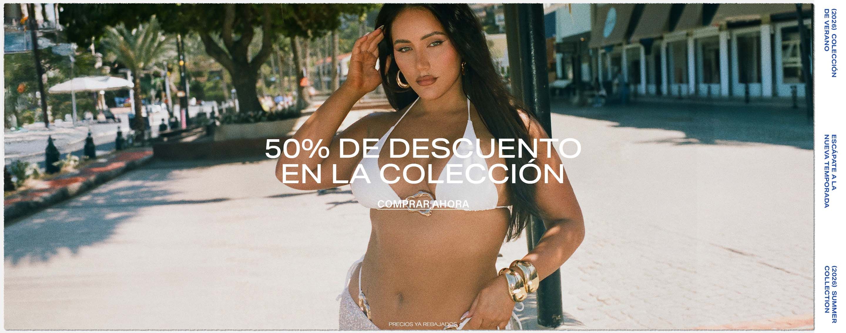 Mujer en bikini blanco con herrajes dorados y falda plateada brillante en la playa, promocionando 50% de descuento en colección de verano.