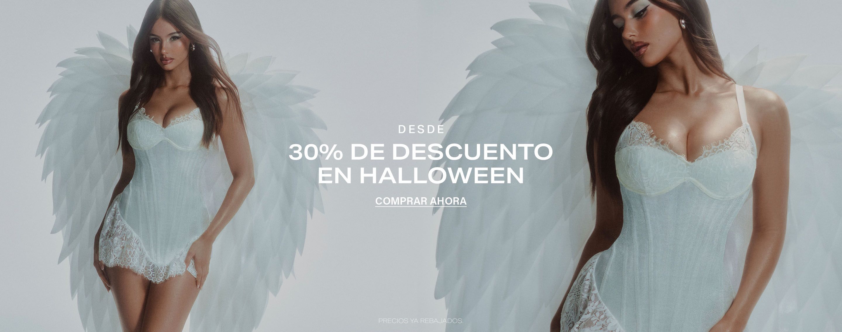 Mujer posando con un disfraz de ángel de encaje blanco y alas grandes, promocionando rebajas de Halloween desde un 30% de descuento.