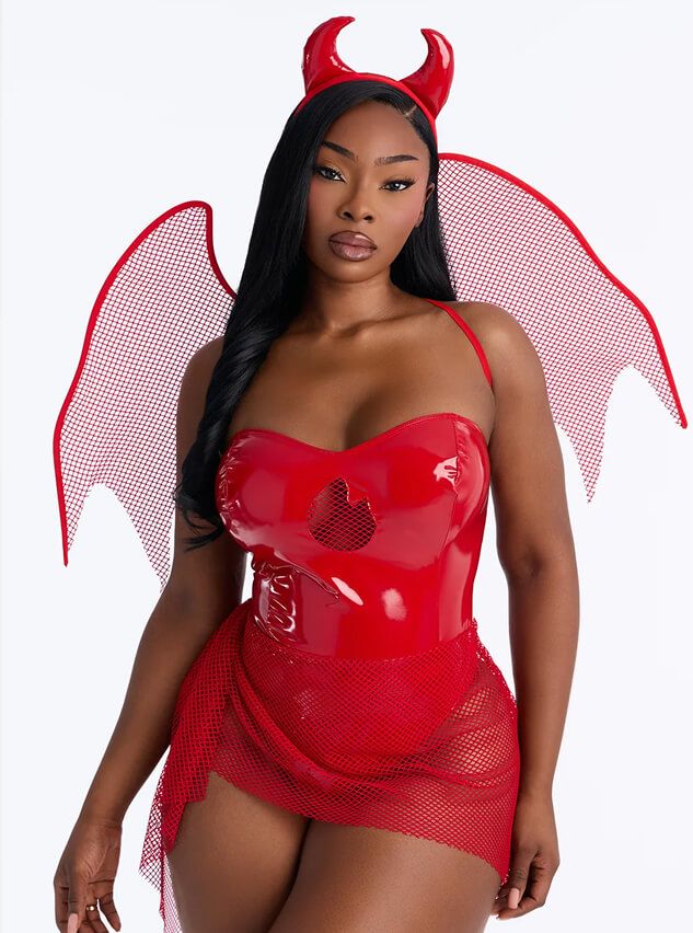 Compra este sexy disfraz de diablo rojo para Halloween con un body de vinilo brillante, alas de malla transparente y diadema de cuernos.