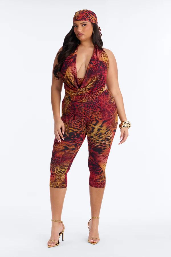 Conjunto estampado animal rojo-dorado vibrante: top drapeado, leggings capri, pañuelo. Nueva moda tallas grandes.