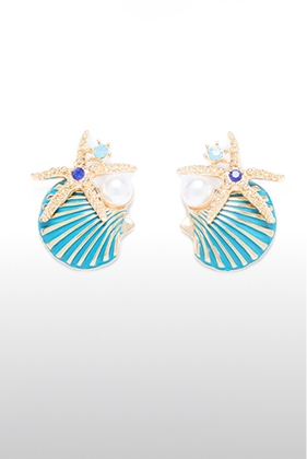 Aretes de estrella de mar dorada y perla sobre conchas azul turquesa vibrantes, con gemas azules. Accesorio ideal de playa para el verano.