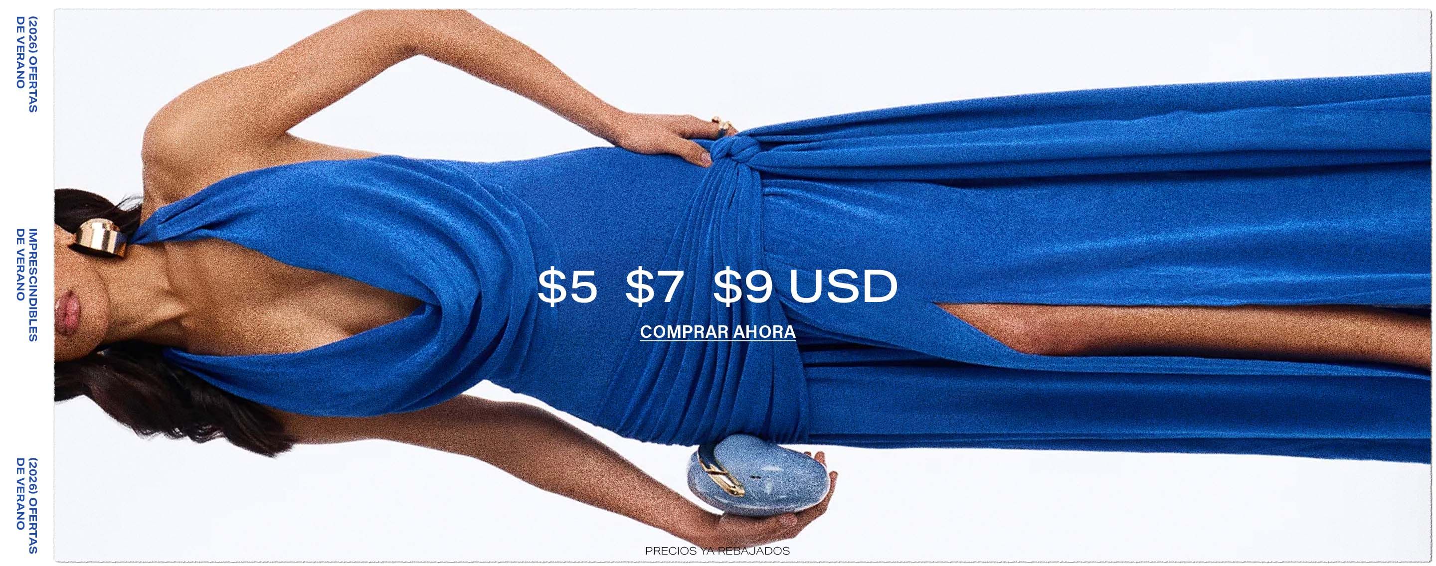 Mujer en vestido azul vibrante, mostrando accesorios dorados y un bolso. ¡Compra esenciales de moda de verano con descuento!