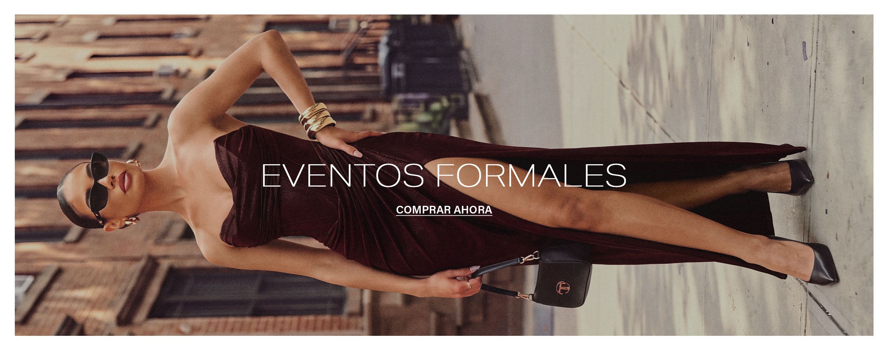 Mujer elegante con un vestido de noche color burdeos y abertura alta posa en la calle. Texto superpuesto: Tienda Formal, Compra Ahora.