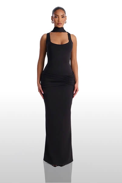 Vestido maxi negro elegante hasta el suelo con cuello choker, escote cuadrado y cintura fruncida, destacando su sofisticado diseño.