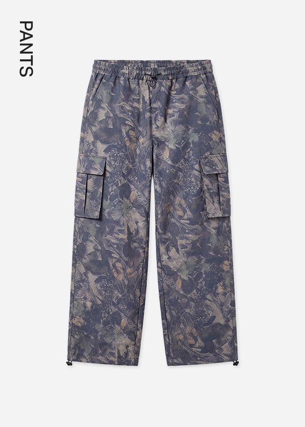 Wide-leg camouflage cargo pants with side pockets and elastic waist on a white background, featured for the streetwear pants category.