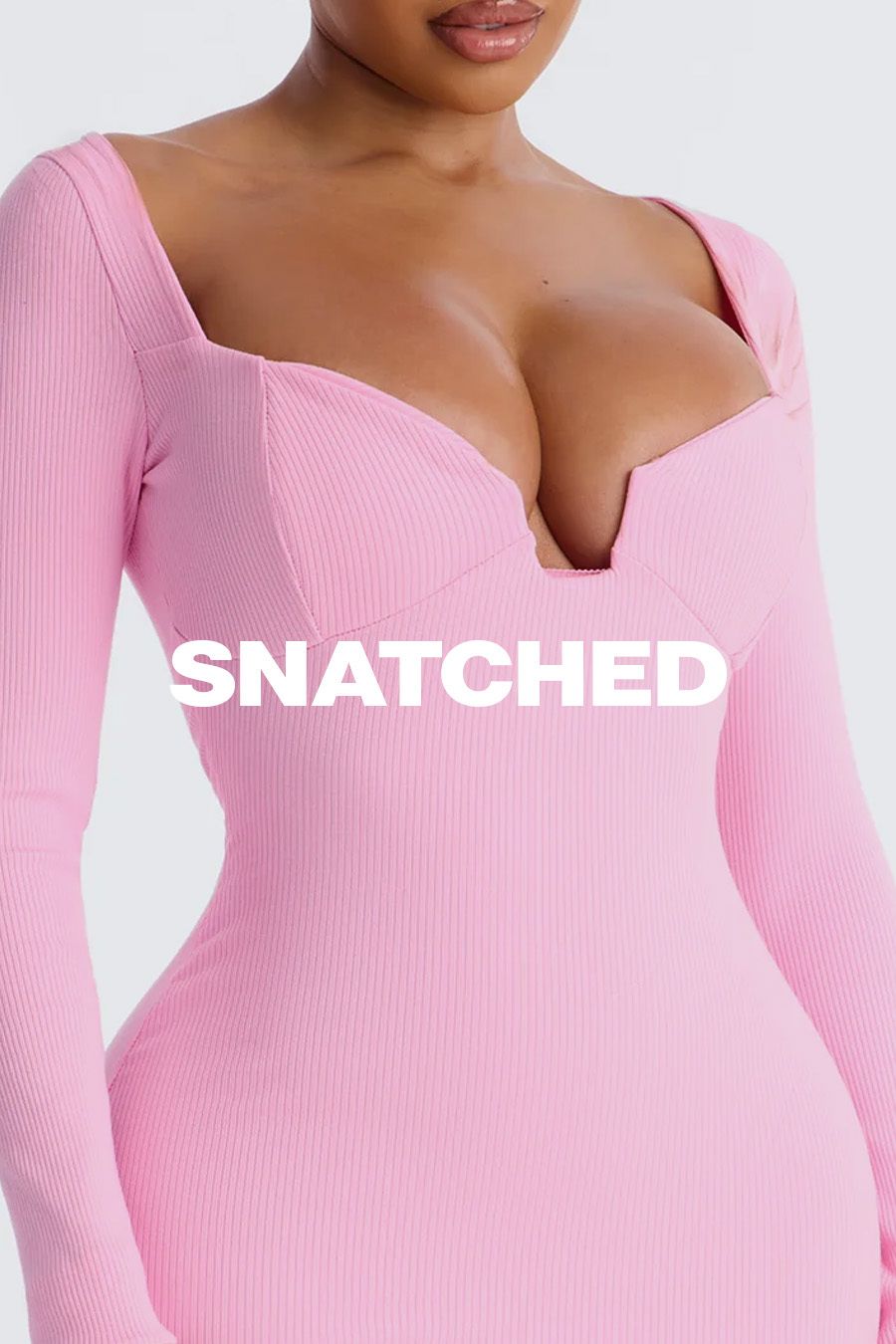 Mujer con vestido bodycon rosa de canalé, manga larga y escote en V. Destaca la figura "ajustada" de moda femenina.