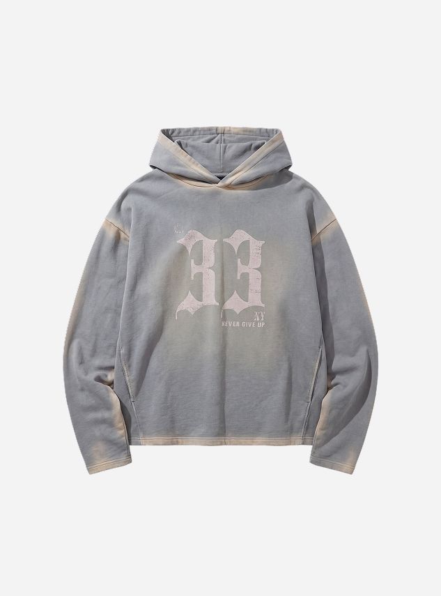 Sudadera gris vintage lavada y desgastada con gráfico "33 NY NEVER GIVE UP" rosa pálido. Prenda streetwear ideal para un estilo casual y atrevido.
