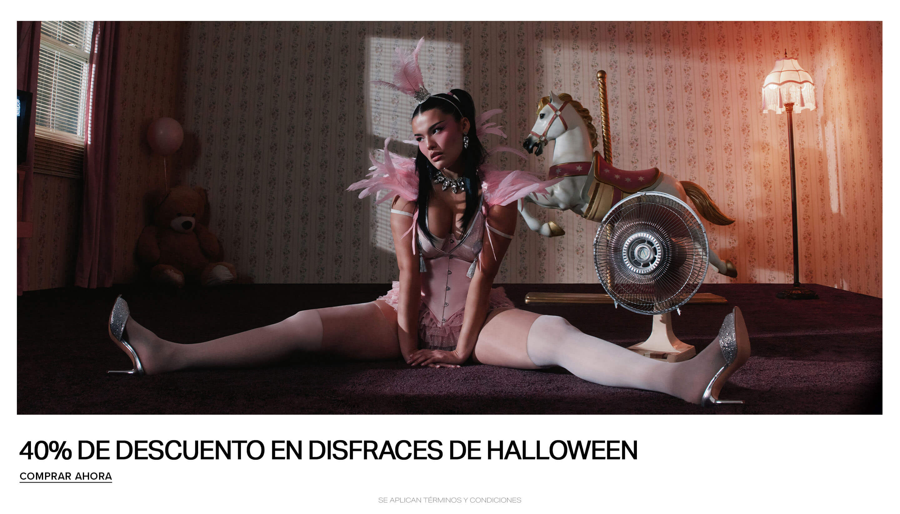 Lencería sexy rosa de Halloween en una mujer sobre un caballo de carrusel blanco, promocionando la oferta del 40% de House of Sinners.