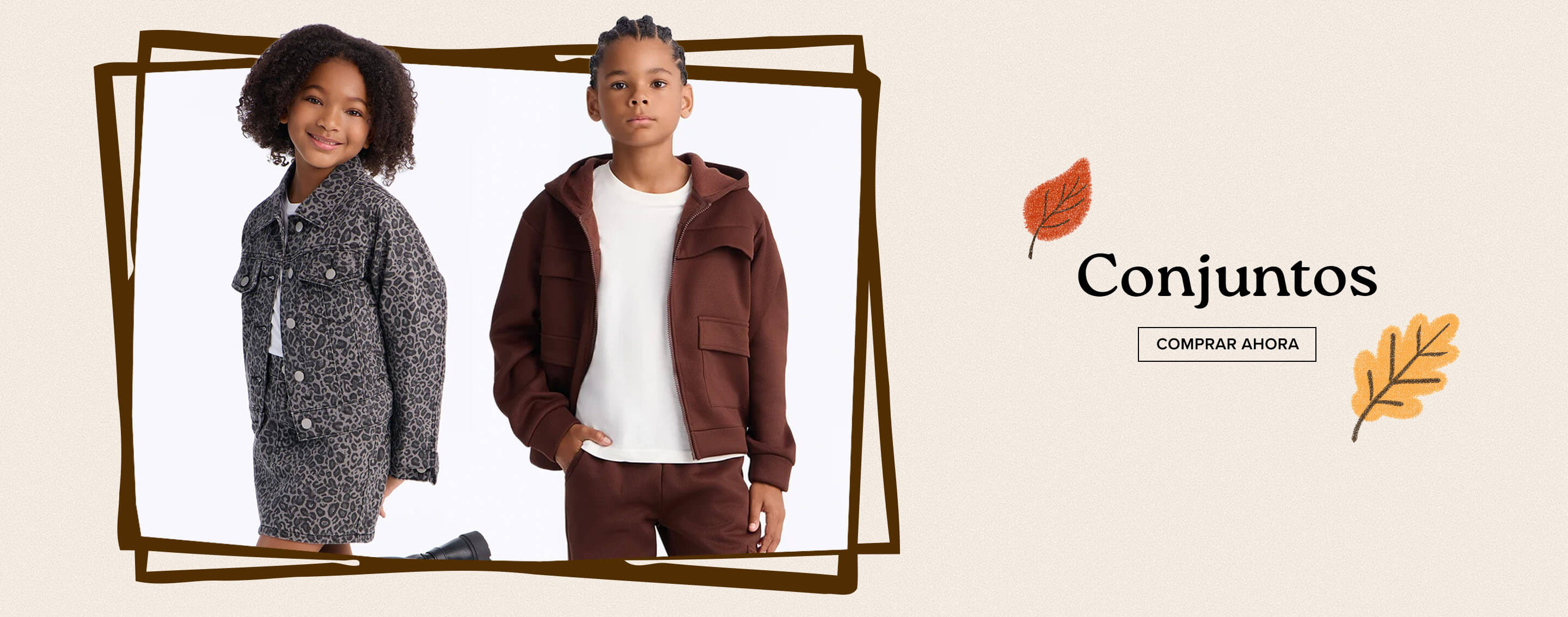 Niño viste conjunto marrón de sudadera con capucha y pantalón para otoño. Publicidad de ropa infantil: Matching Sets, Shop Now.