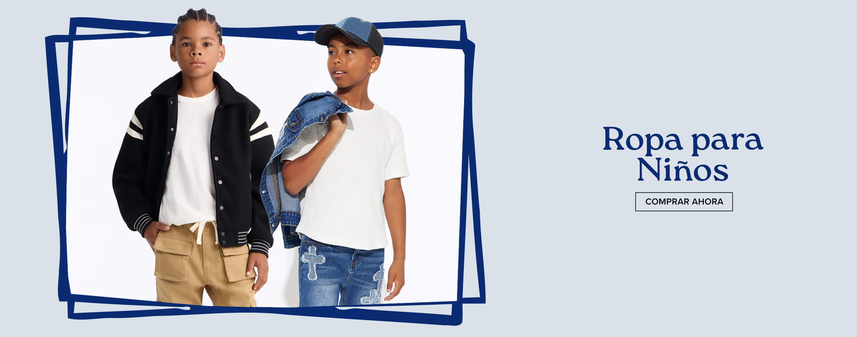 Niño con chaqueta universitaria negra y pantalones cargo caqui. Banner de la colección de ropa de niño con botón de comprar ahora.