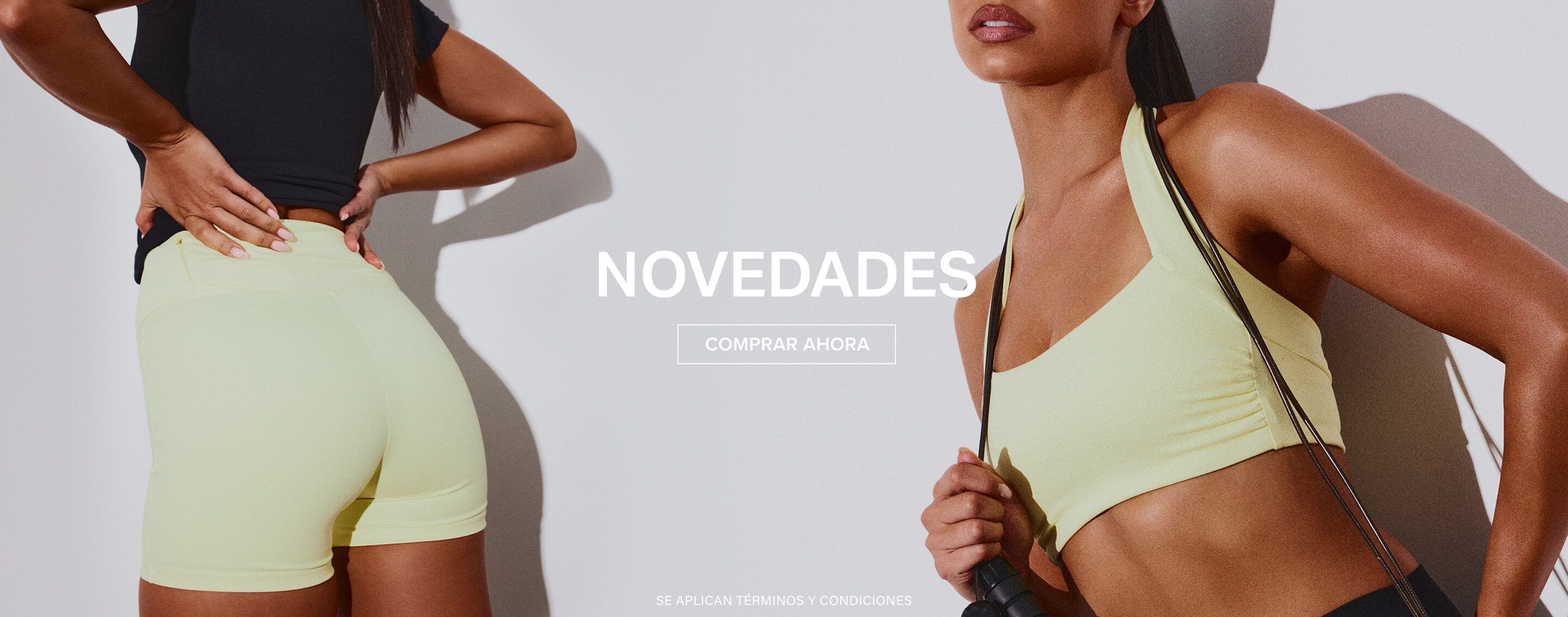 Mujer con sujetador deportivo amarillo y leggings negros, con comba, promocionando novedades en ropa deportiva. ¡Compra ahora!