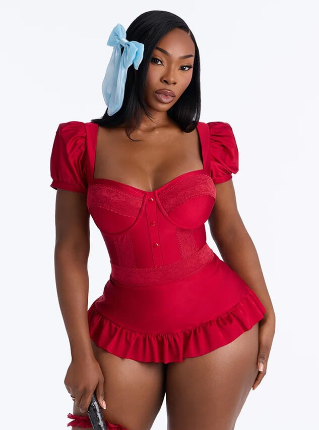 Modelo posa con un enterizo tipo corsé rojo con encaje y mangas abullonadas, destacando la nueva colección de lencería romántica.