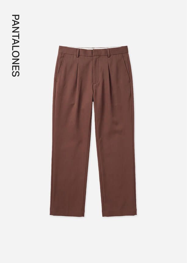 Pantalones de vestir color marrón chocolate con pinzas y corte recto.